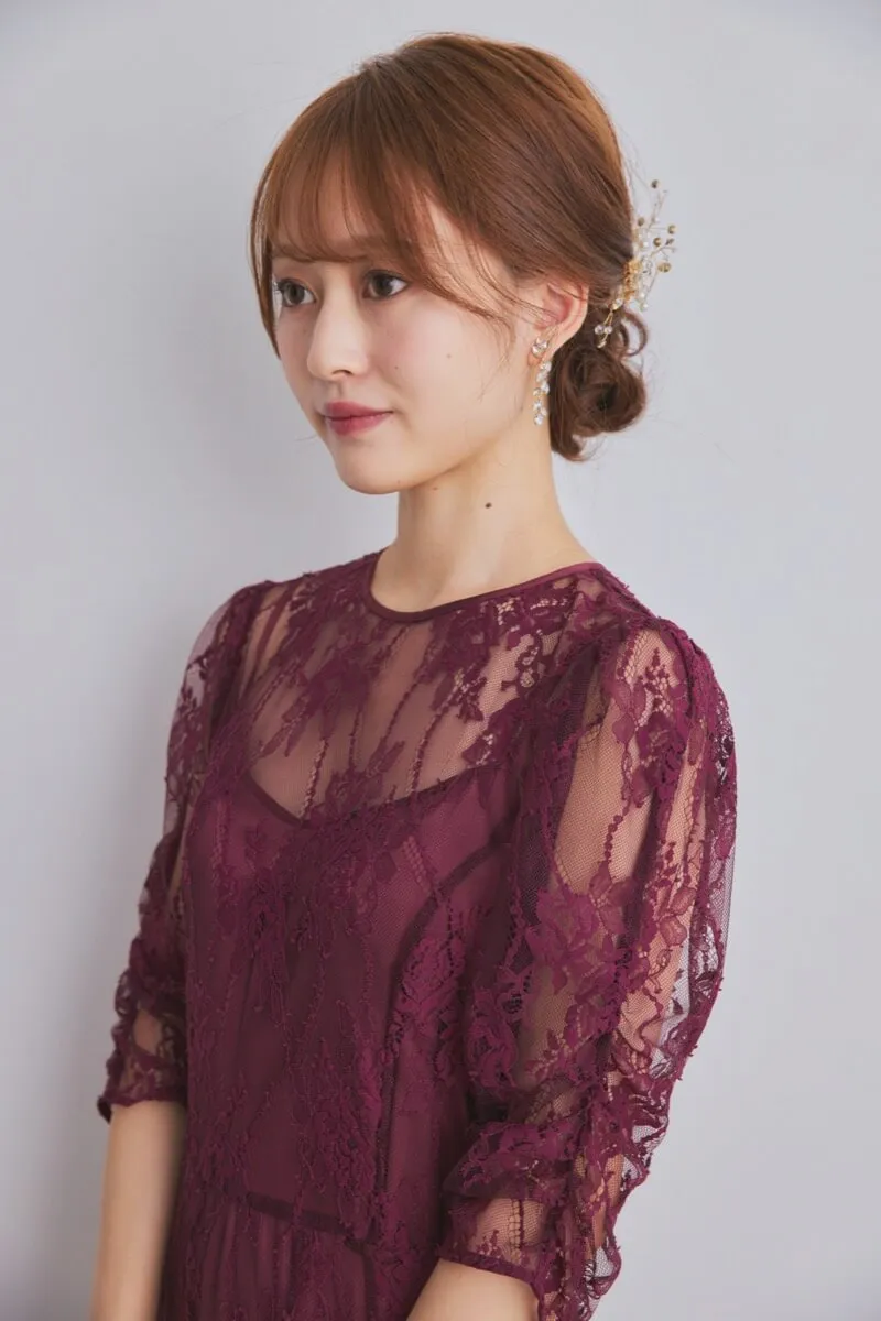 ワインレッドのバックデザインレースドレス