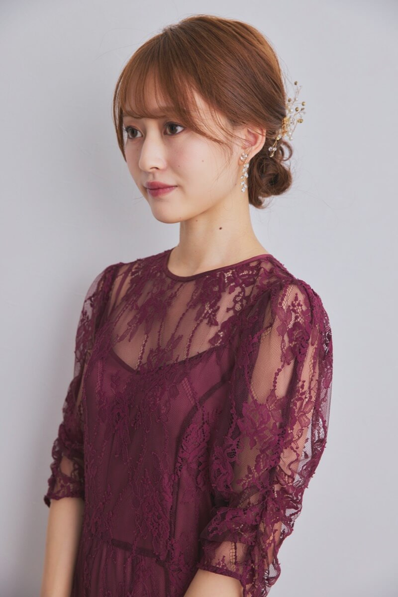 ワインレッドのバックデザインレースドレス