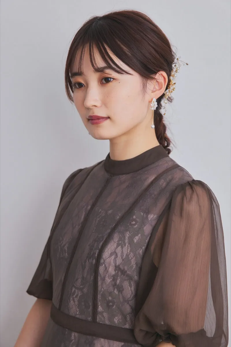 グレーのハイウエストチュールレースドレス