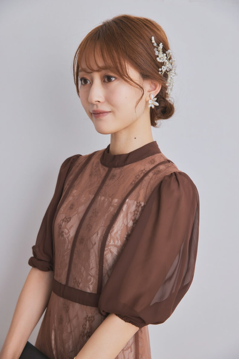 ブラウンのハイウエストチュールレースドレス