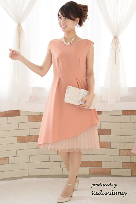 サーモンピンクのアシンメトリーカッティングプリーツドレス