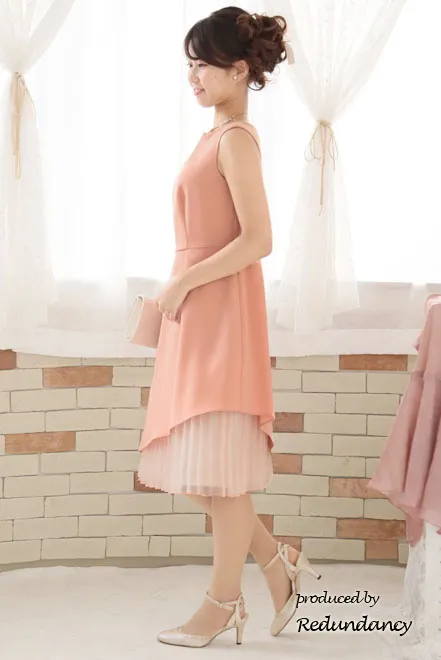 サーモンピンクのアシンメトリーカッティングプリーツドレス