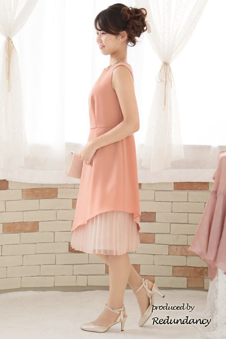 サーモンピンクのアシンメトリーカッティングプリーツドレス