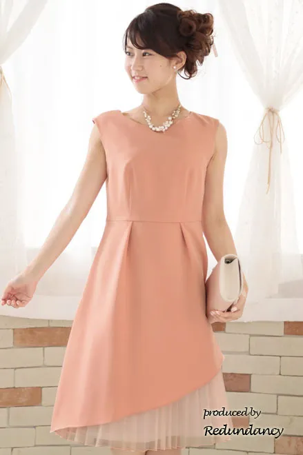 サーモンピンクのアシンメトリーカッティングプリーツドレス