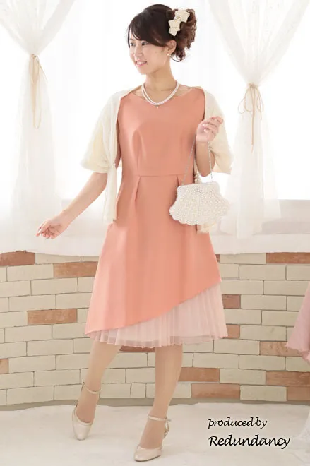 サーモンピンクのアシンメトリーカッティングプリーツドレス