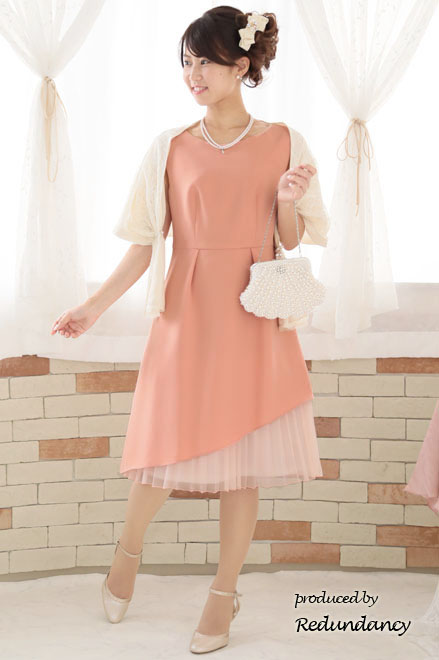 サーモンピンクのアシンメトリーカッティングプリーツドレス