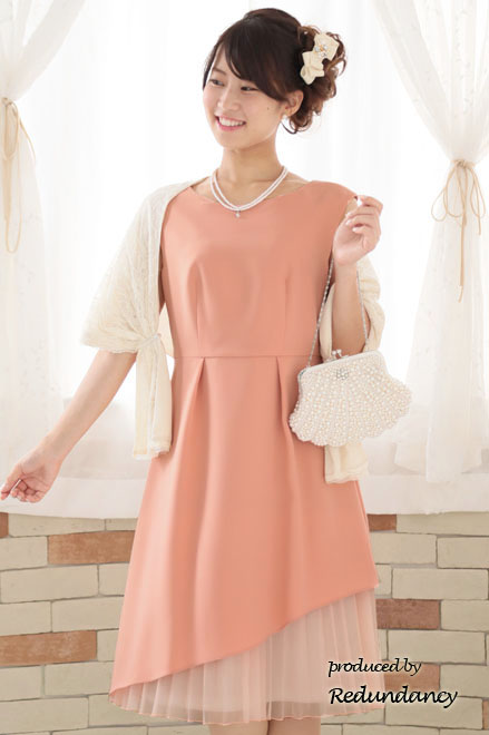 サーモンピンクのアシンメトリーカッティングプリーツドレス