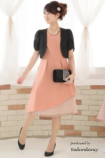 サーモンピンクのアシンメトリーカッティングプリーツドレス