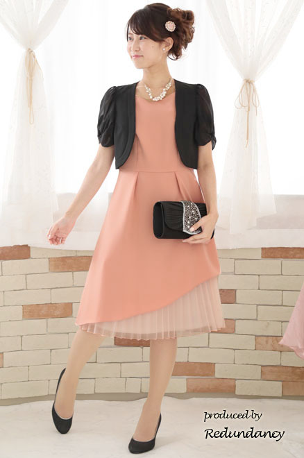 サーモンピンクのアシンメトリーカッティングプリーツドレス