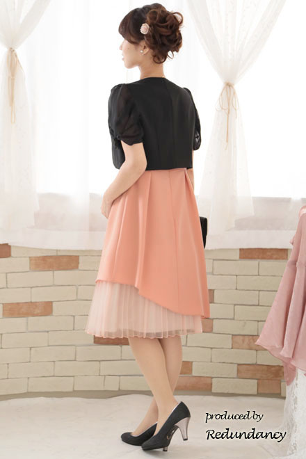 サーモンピンクのアシンメトリーカッティングプリーツドレス