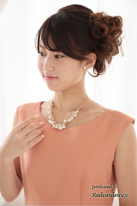 サーモンピンクのアシンメトリーカッティングプリーツドレス