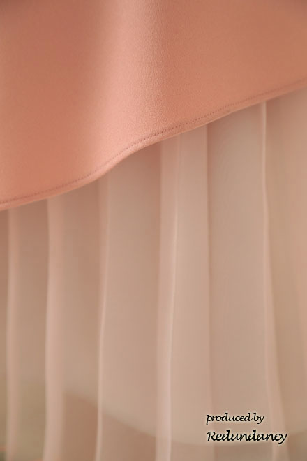 サーモンピンクのアシンメトリーカッティングプリーツドレス