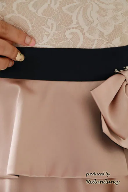 ピンクのハイウエスト切替サテンドレス