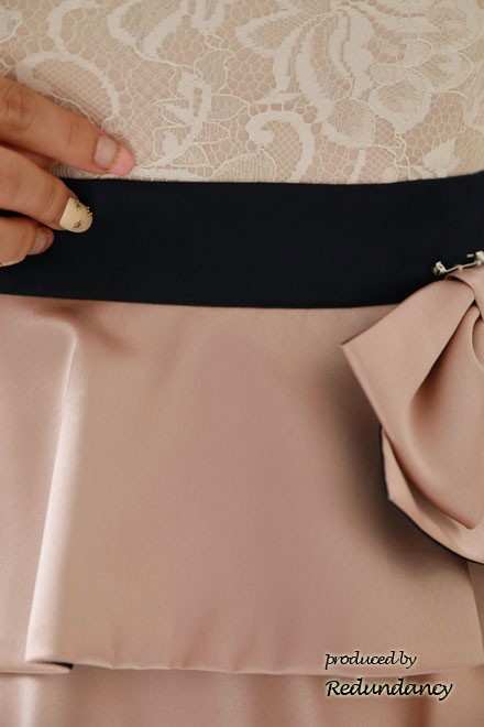 ピンクのハイウエスト切替サテンドレス