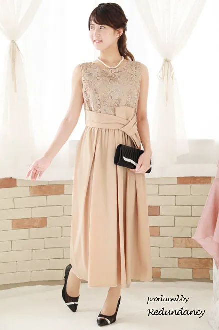 ライトベージュの変形リボンロングドレス