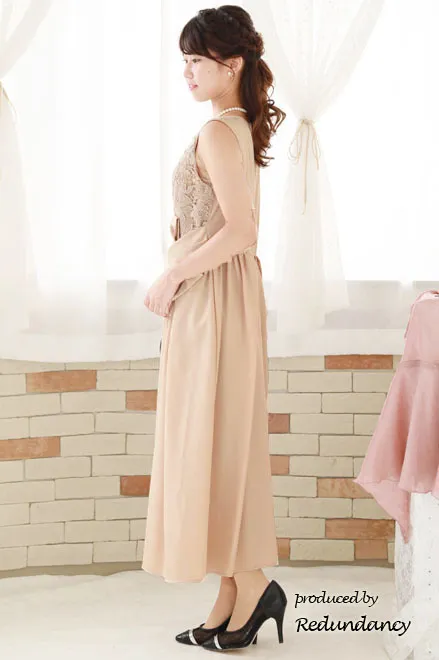ライトベージュの変形リボンロングドレス