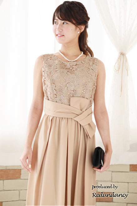 ライトベージュの変形リボンロングドレス