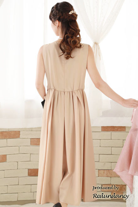 ライトベージュの変形リボンロングドレス