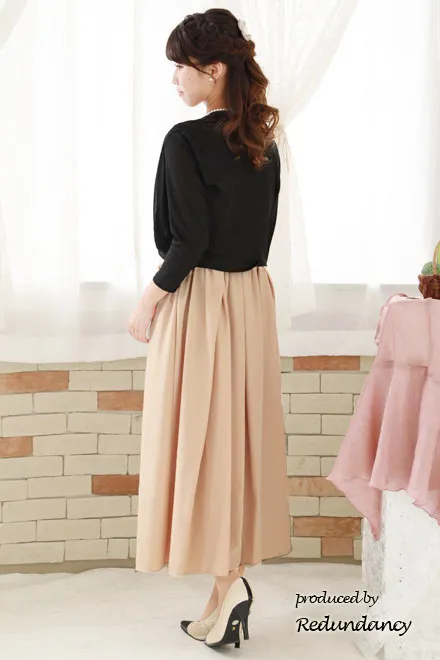 ライトベージュの変形リボンロングドレス