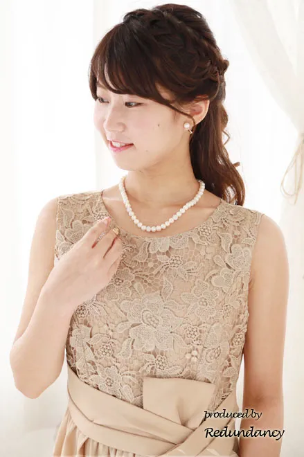 ライトベージュの変形リボンロングドレス