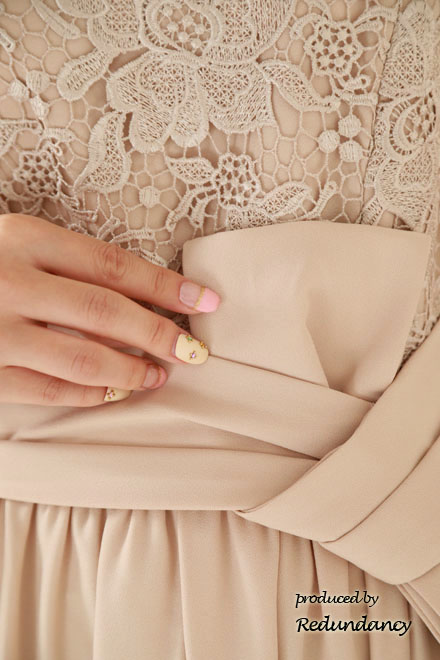 ライトベージュの変形リボンロングドレス