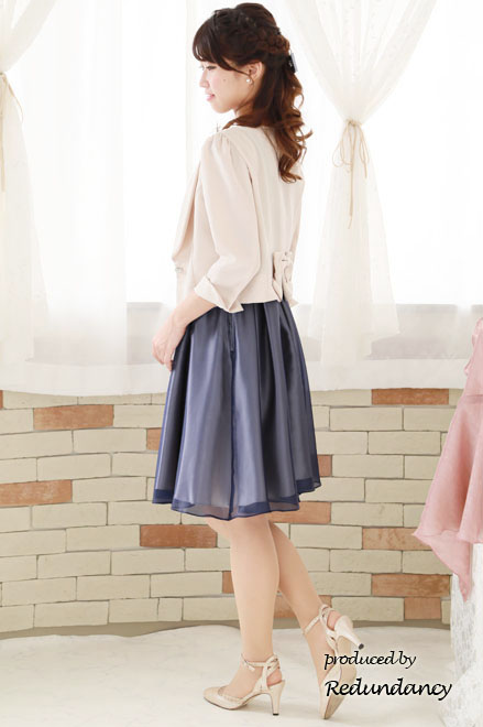 ブルーのレース切替えスクエアネックドレス