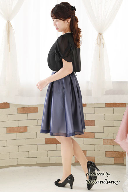 ブルーのレース切替えスクエアネックドレス