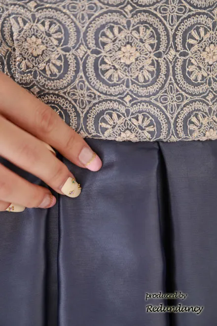 ブルーのレース切替えスクエアネックドレス