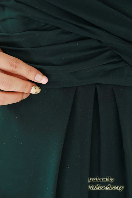 ダークグリーンのフリルスカートラメドレス