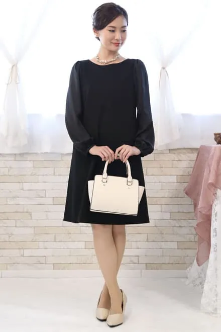 ブラックのシフォンスリーブワンピース