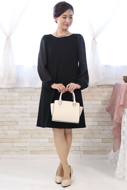 ブラックのシフォンスリーブワンピース
