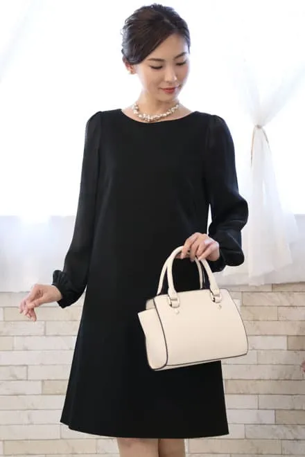ブラックのシフォンスリーブワンピース
