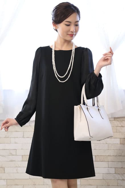 ブラックのシフォンスリーブワンピース