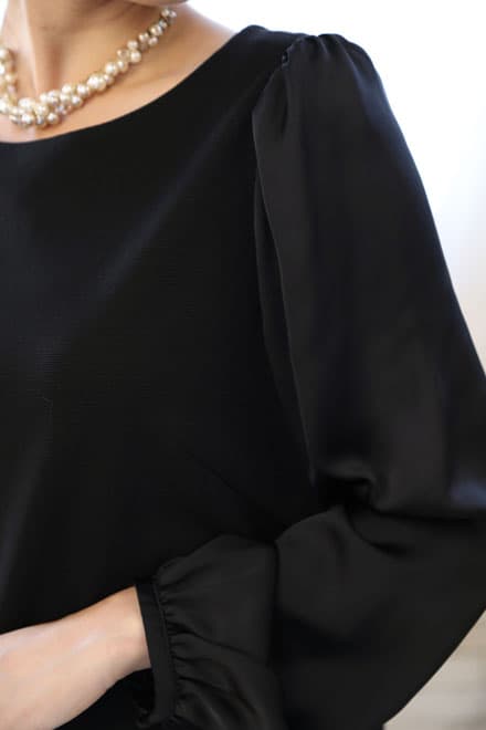 ブラックのシフォンスリーブワンピース