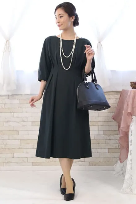 ネイビーのエレガントミディワンピース