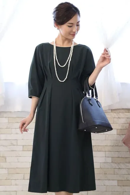 ネイビーのエレガントミディワンピース