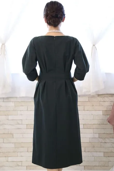 ネイビーのエレガントミディワンピース