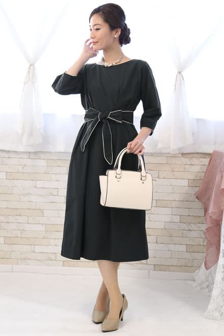 ネイビーのエレガントミディワンピース