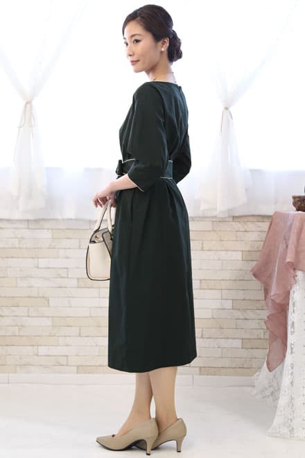 ネイビーのエレガントミディワンピース