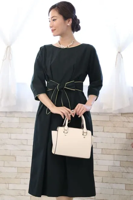 ネイビーのエレガントミディワンピース