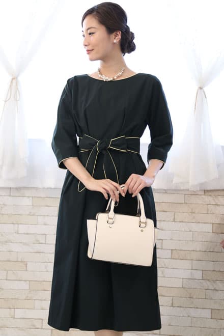 ネイビーのエレガントミディワンピース