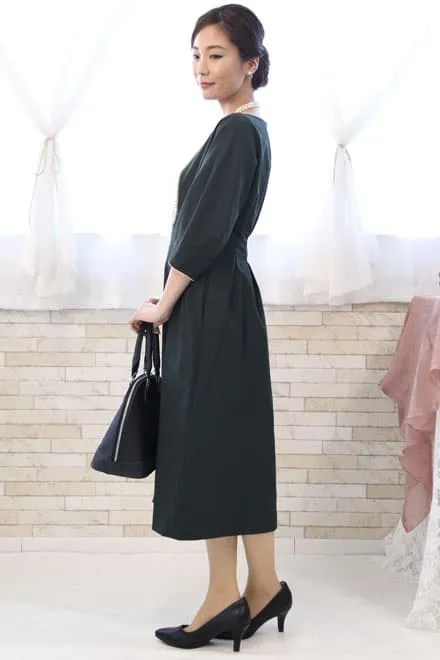 ネイビーのエレガントミディワンピース