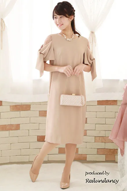 ピンクベージュのリボン風スリーブドレス