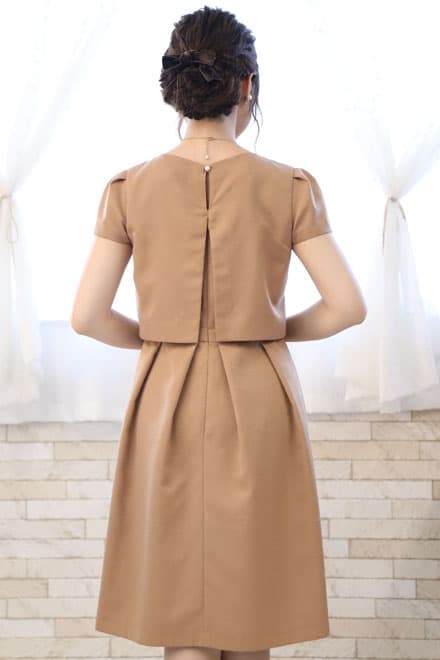 ブラウンのフレアセットアップ風ワンピース