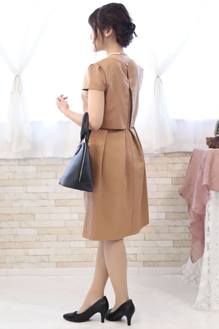 ブラウンのフレアセットアップ風ワンピース