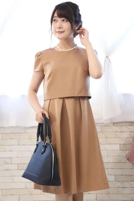 ブラウンのフレアセットアップ風ワンピース
