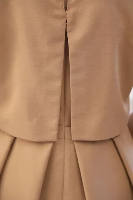 ブラウンのフレアセットアップ風ワンピース