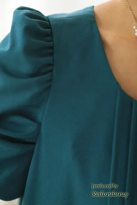 ブルーグリーンのパフスリーブタックドレス