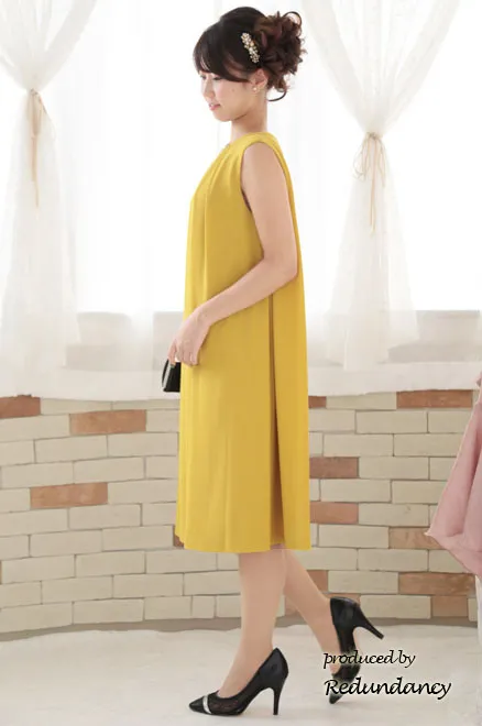 マスタードイエローのビジューネック2wayタックドレス
