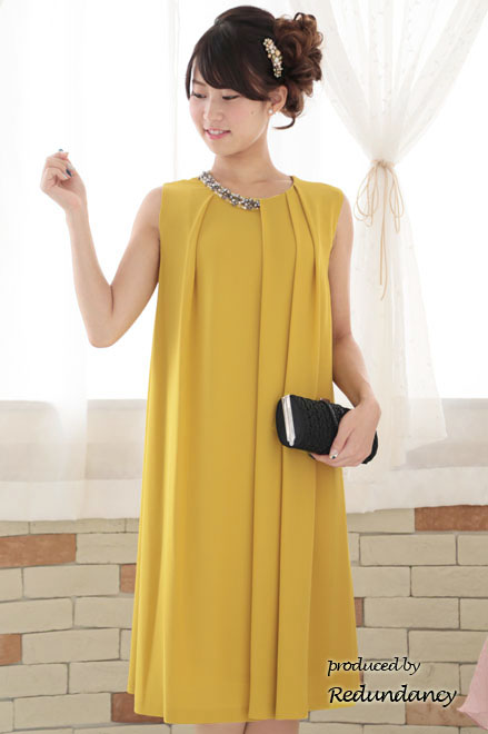 マスタードイエローのビジューネック2wayタックドレス